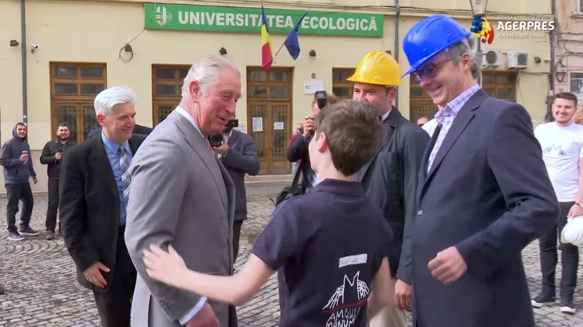 Cine este copilul român care l-a îmbrățișat pe Prințul Charles în Centrul Vechi al Capitalei