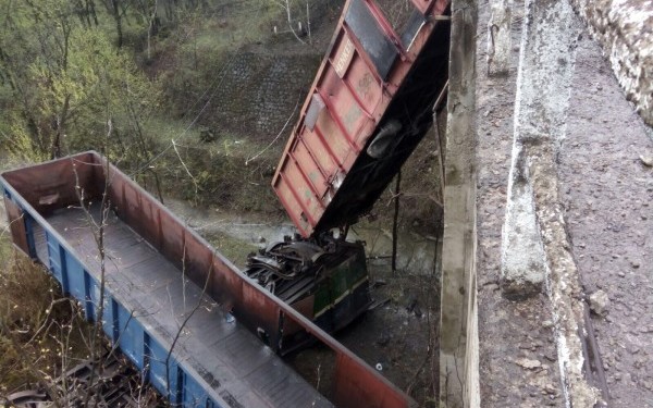 Mecanicii trenului deraiat in Hunedoara stiau ca nu mai pot frana si au cerut cale libera