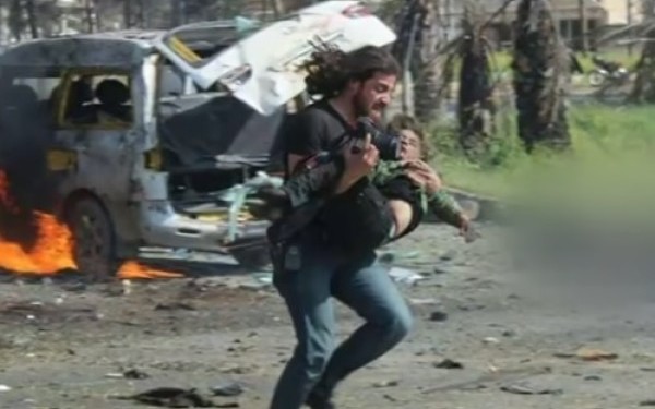 Momentul coplesitor in care un fotograf renunta sa mai faca poze pentru a salva un baietel ranit in atentatul din Siria