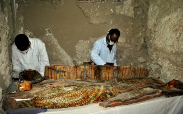 Arheologii egipteni au descoperit opt mumii in morminte vechi de peste 3.500 de ani