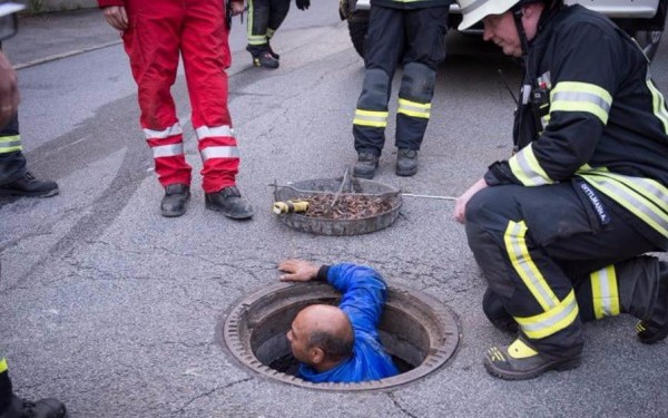 Un roman a furat o geanta si s-a ascuns intr-o canalizare in Germania