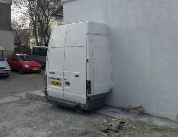 Un român și-a zidit o dubă în bloc