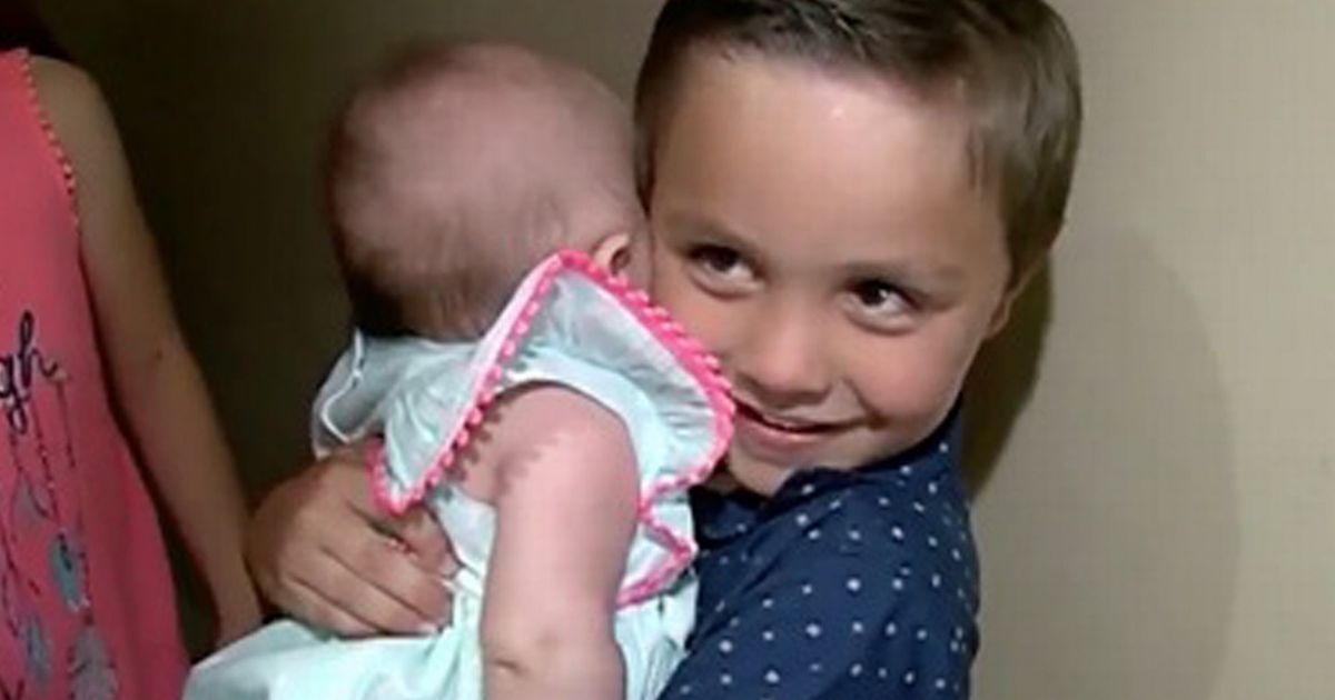 „Mama a murit la duş, poţi să ai grijă de noi?” Ce a urmat după ce acest băieţel de 5 ani a venit cu sora sa în braţe la uşa vecinei şi i-a spus aceste cuvinte