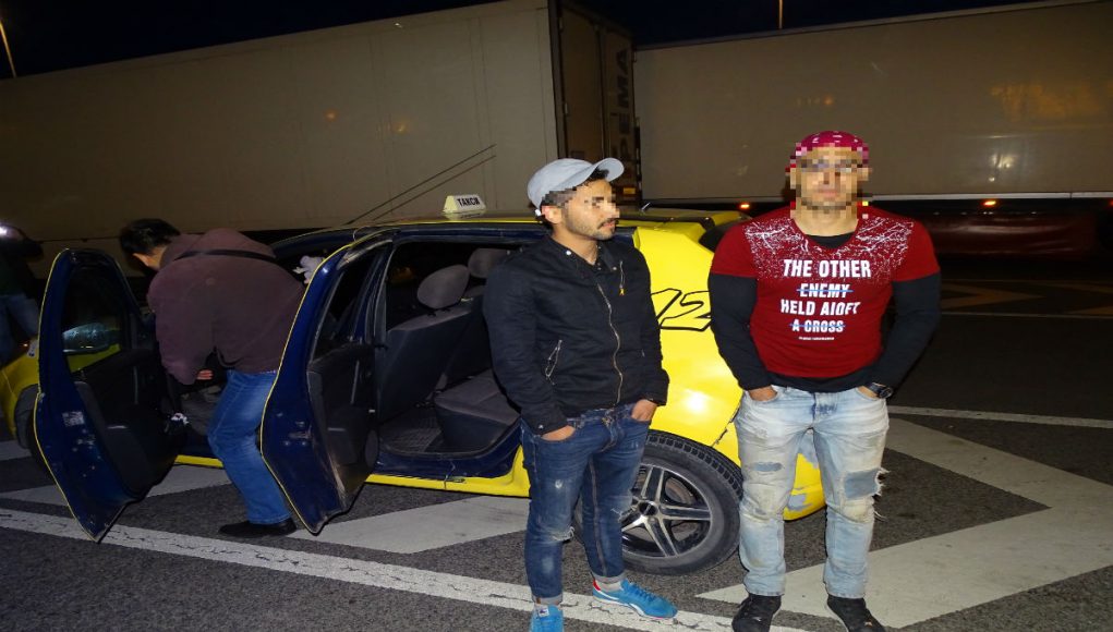 Au încercat să treacă vama fraudulos cu taxiul