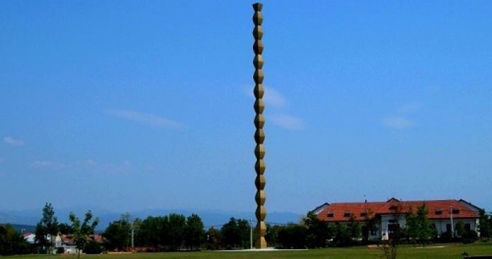 Amenda cat un salariu mediu, daca atingi operele lui Constantin Brancusi din Targu-Jiu