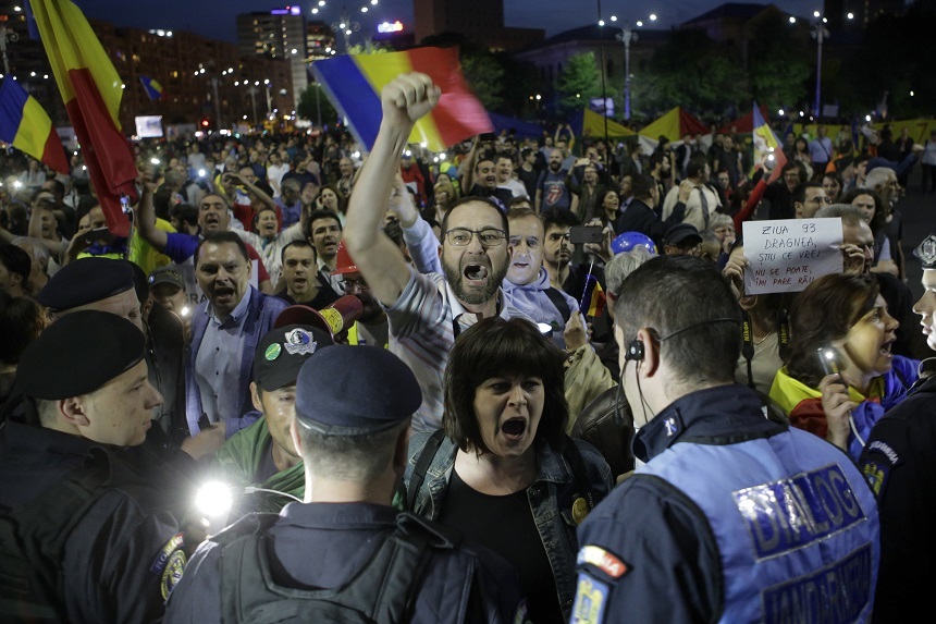 Proteste în Bucureşti şi în ţară faţă de votul pozitiv dat în Comisia Juridică a Senatului amendamentelor la Legea graţierii