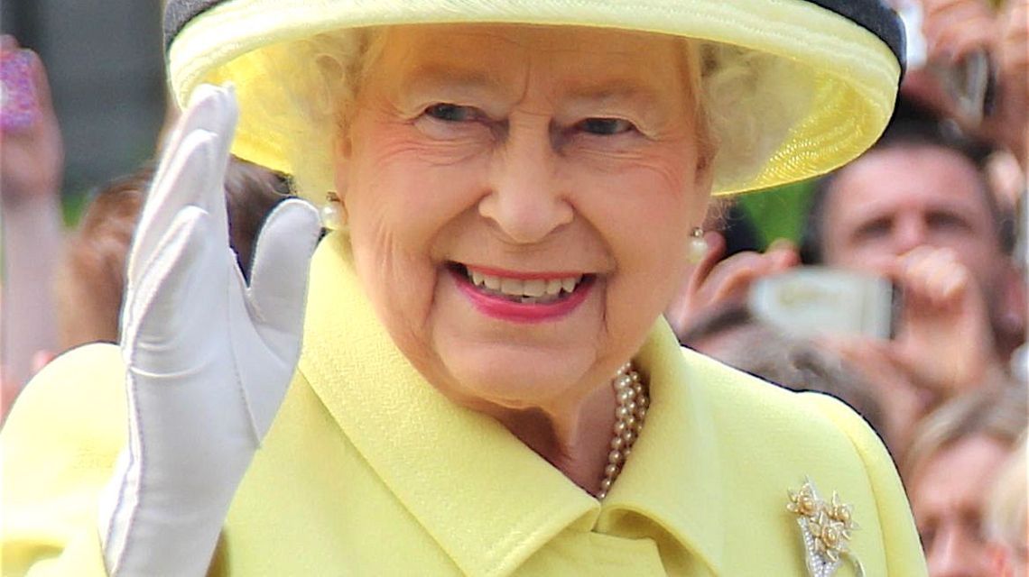 Regina Elisabeta a II-a, fotografiată în timp ce conducea un automobil