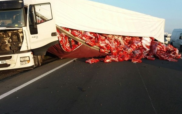 Trafic ingreunat pe DN1, intre Ploiesti si Brasov, din cauza unui TIR rasturnat pe sosea