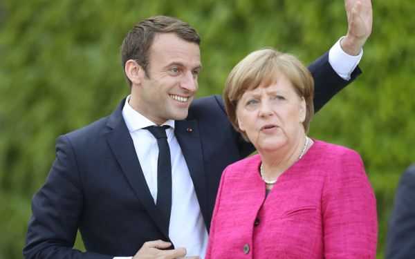 Emmanuel Macron, aclamat de multime la Berlin