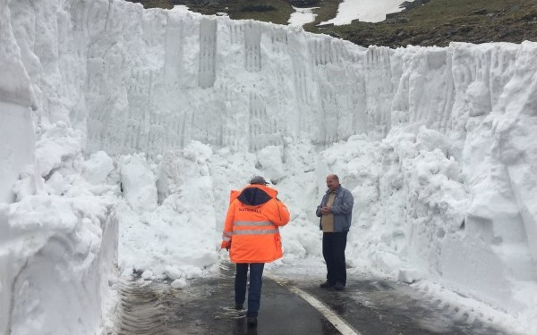 Zapada de pe Transfagarasan are 5 metri inaltime, desi e sfarsitul lunii mai