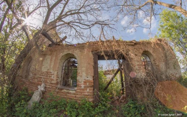 Satul rămas fără oameni de jumătate de secol. Natura l-a înghiţit cu totul şi l-a transformat într-un loc de basm