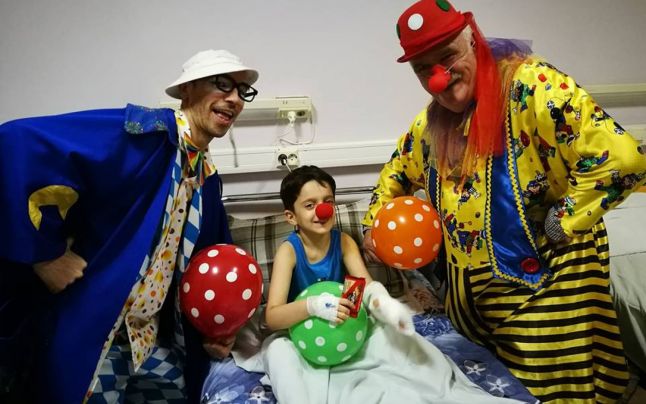 Omul din „Taxiul cu bomboane“ aduce poveşti şi voie bună în secţiile de pediatrie