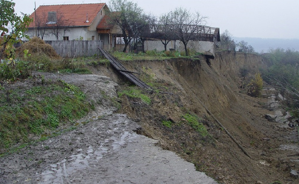 Sinistrați abandonați de autorități