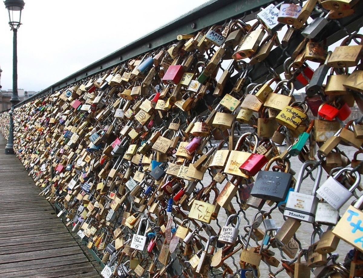 Lacătele iubirii, scoase la licitație