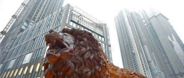 Cea mai mare sculptură din lemn de Sequoia din lume este… Leul Oriental