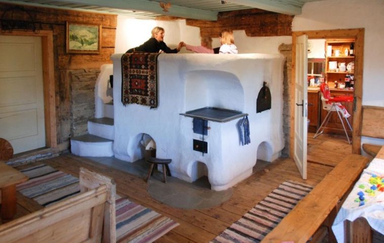 Peste 40% din populaţia României se încălzeşte la sobe cu lemne