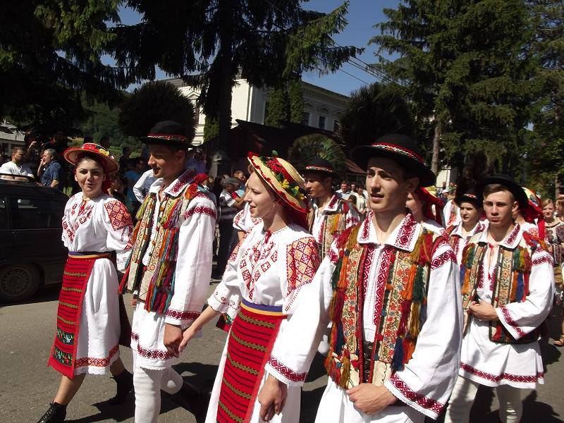 Hora in costume populare pentru Cartea Recordurilor!