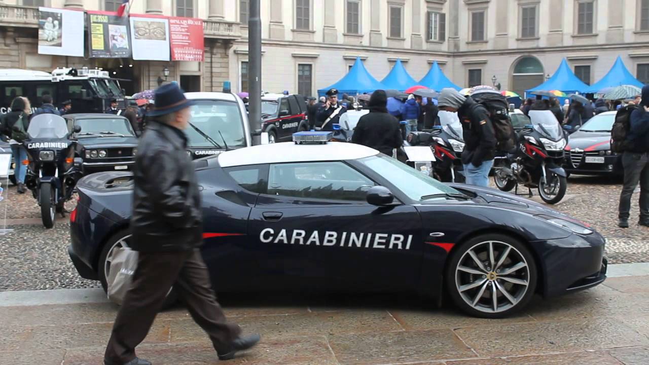 Doi români din Italia au furat o maşină de Poliţie cu tot cu poliţistul dinăuntru