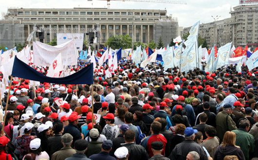 Noi proteste în administrație