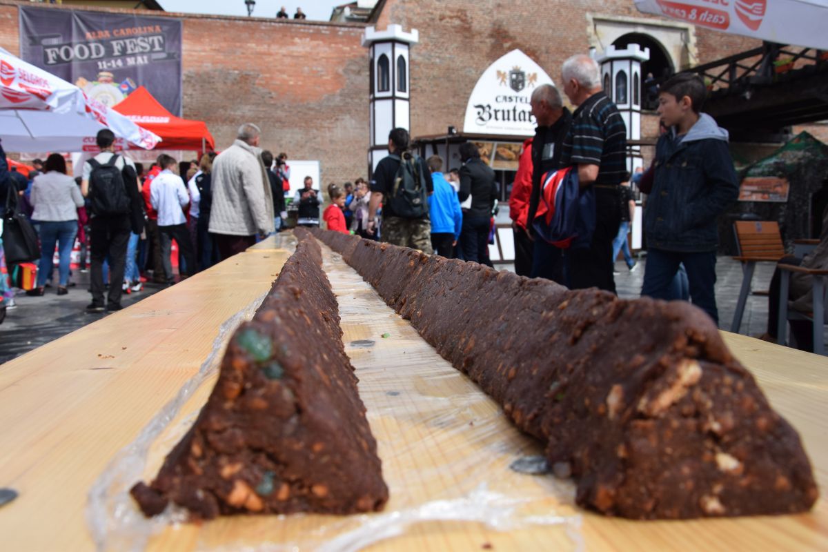 Cel mai mare salam de biscuiti din Romania. Are 25 de metri si a fost facut la Alba Iulia!