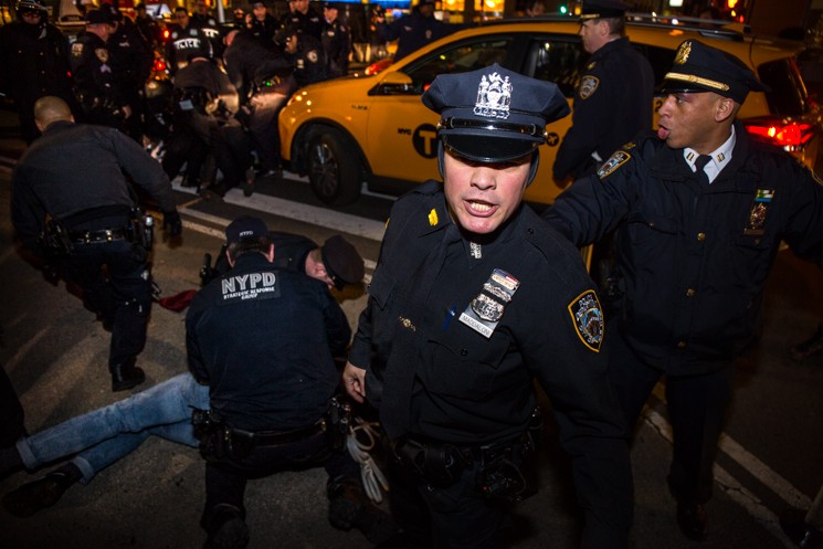 Autoritatile americane au ucis un atacator inarmat. Individul a ucis o persoana si a ranit alte 7 la o petrecere