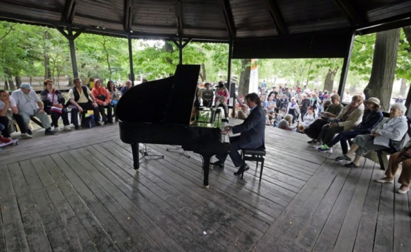 Street Art Muzical. Dimineți in ritm de vals în parcurile Bazilescu și Kiseleff
