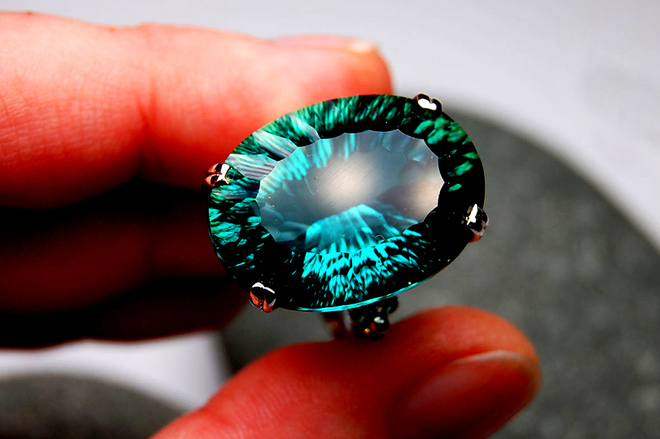 Un miner a descoperit o rocă din smarald care valorează 300 de milioane de dolari