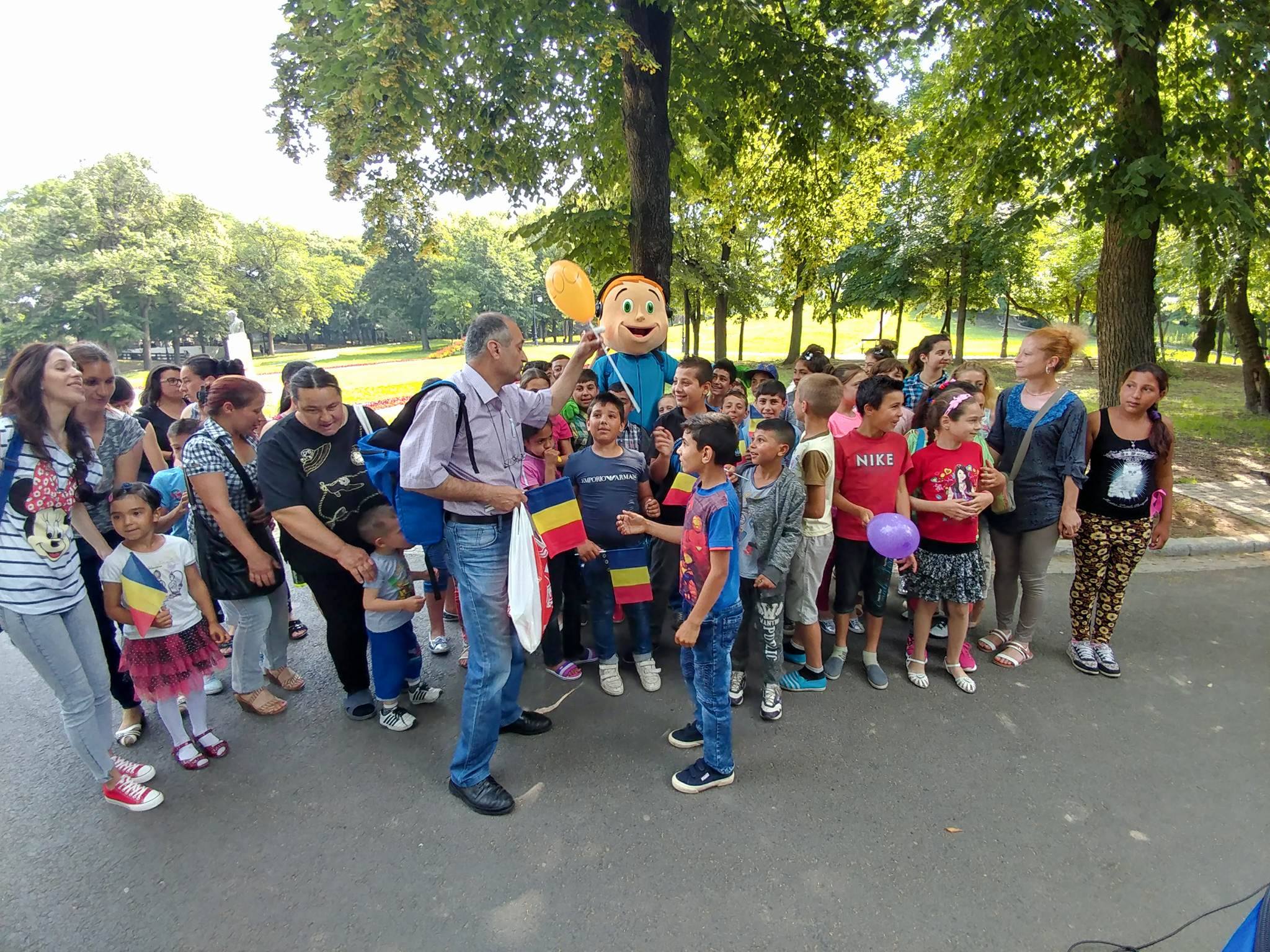 Best Boy, mascota postului Radio Oltenia, si-a petrecut ziua alaturi de copii