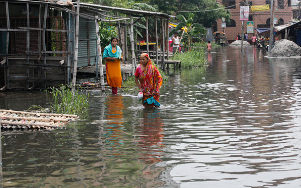 Cel putin 134 de morti in Bangladesh, in urma unor alunecari de teren cauzate de ploi musonice torentiale