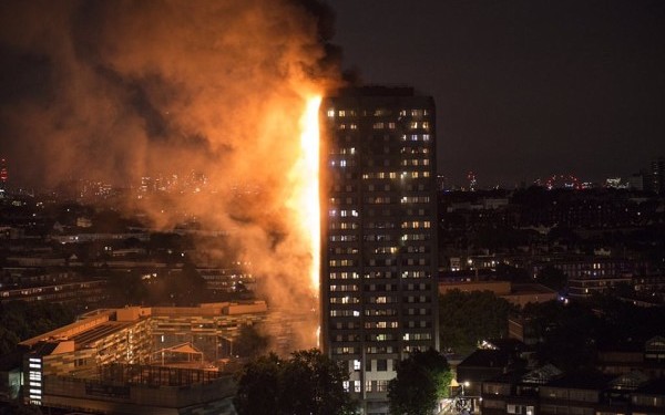 Incendiu violent la Londra. Un bloc turn de 27 de etaje arde complet