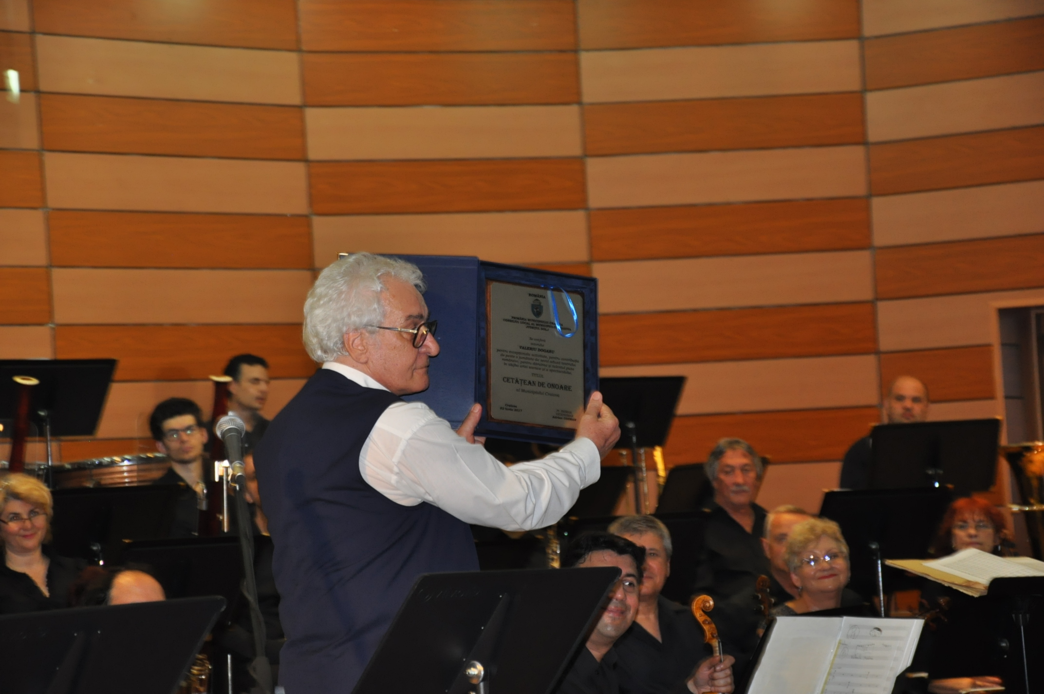 ( foto ) Ședinta Solemna a Consiliului Local Craiova a decernat titlul de CETATEAN DE ONOARE al Municipiului Craiova