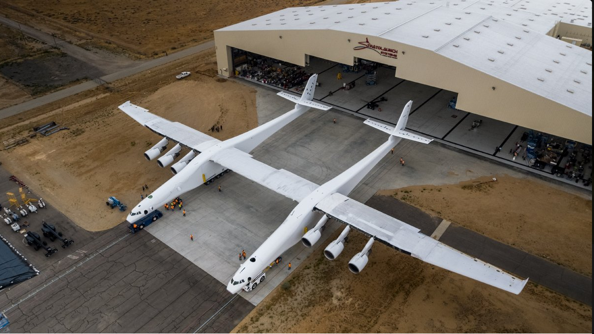 Cel mai mare avion din lume a aparut pentru prima data in fata publicului