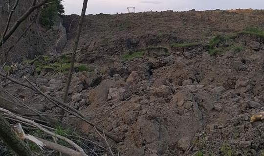 Continuă alunecarea de teren la Alunu