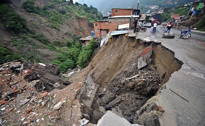 Sat îngropat de o alunecare de teren