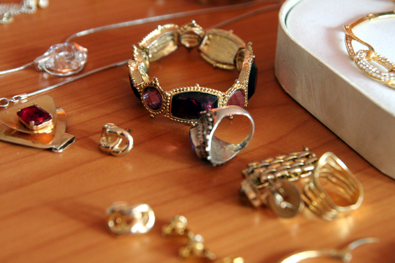 Atac intr-un centru de amanet din Onesti, judetul Bacau. Hotul a fugit cu 7 kilograme de aur