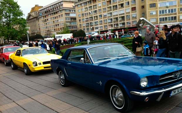 Polonezi cu mașini de epocă în Gorj