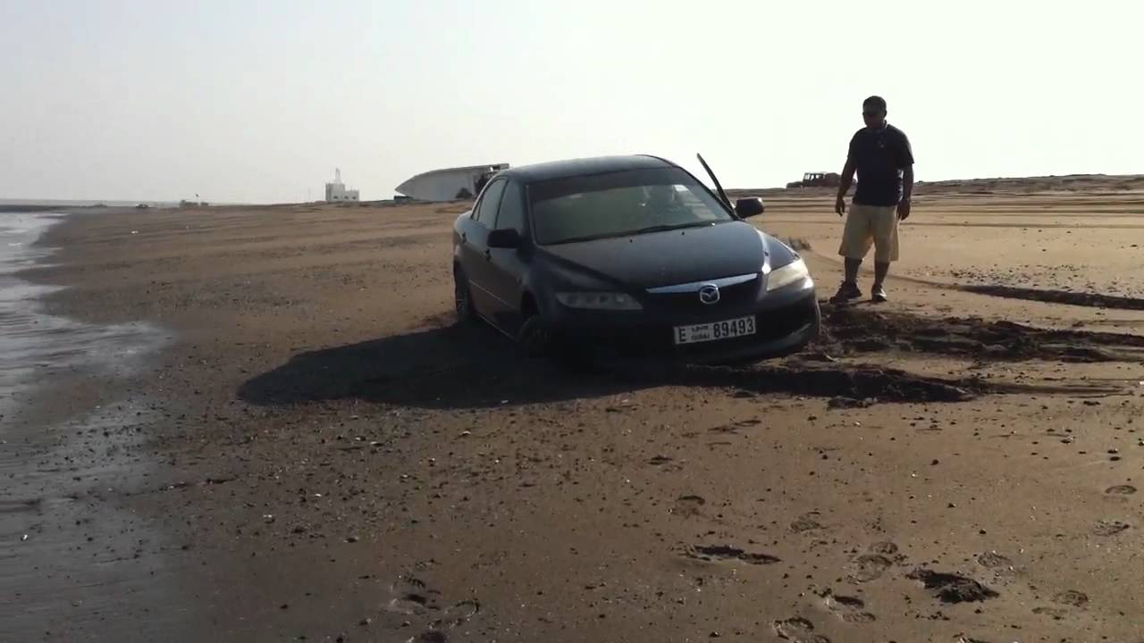 Şofer amendat cu 10.000 de lei, după ce a intrat cu maşina pe plajă şi apoi în apa mării