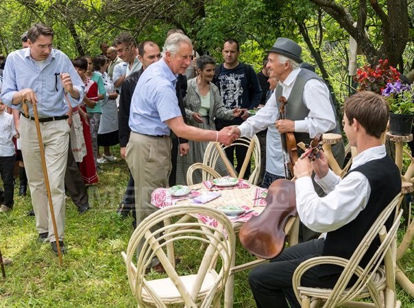Printul Charles s-a jucat cu kendama si a dansat pe muzica lautareasca