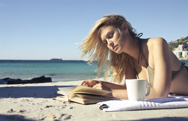 6 trucuri utile pe care să le folosești pe plajă