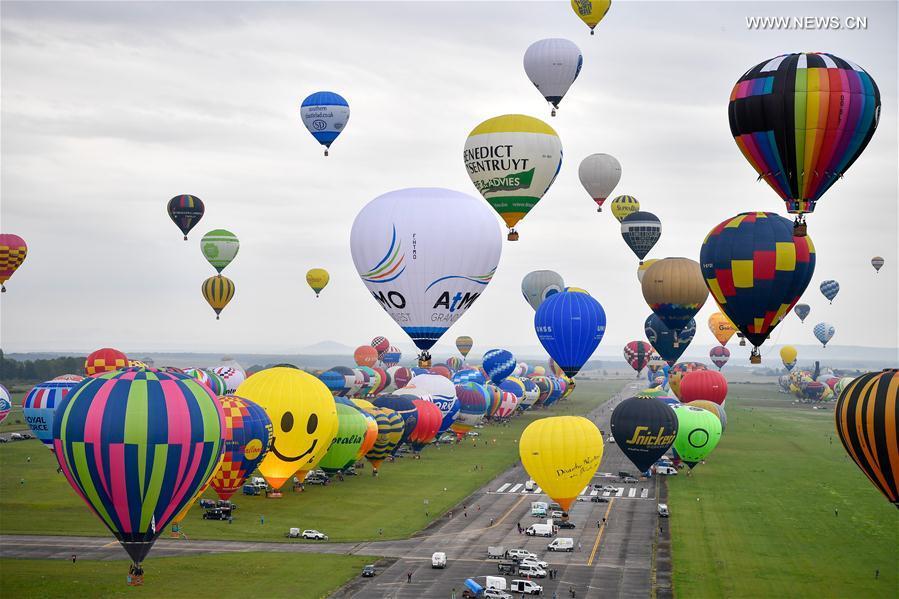 Record mondial: 456 de baloane cu aer cald au decolat simultan!