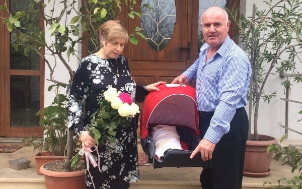 Parintii arhitectului Andrei Buca, mort in incendiul din Colectiv, si-au botezat fetita de 3 luni