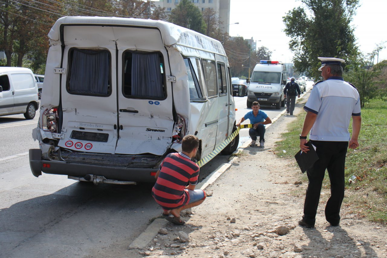 14 persoane, la spital, dupa ce un autoturism si un microbuz s-au izbit, in Constanta