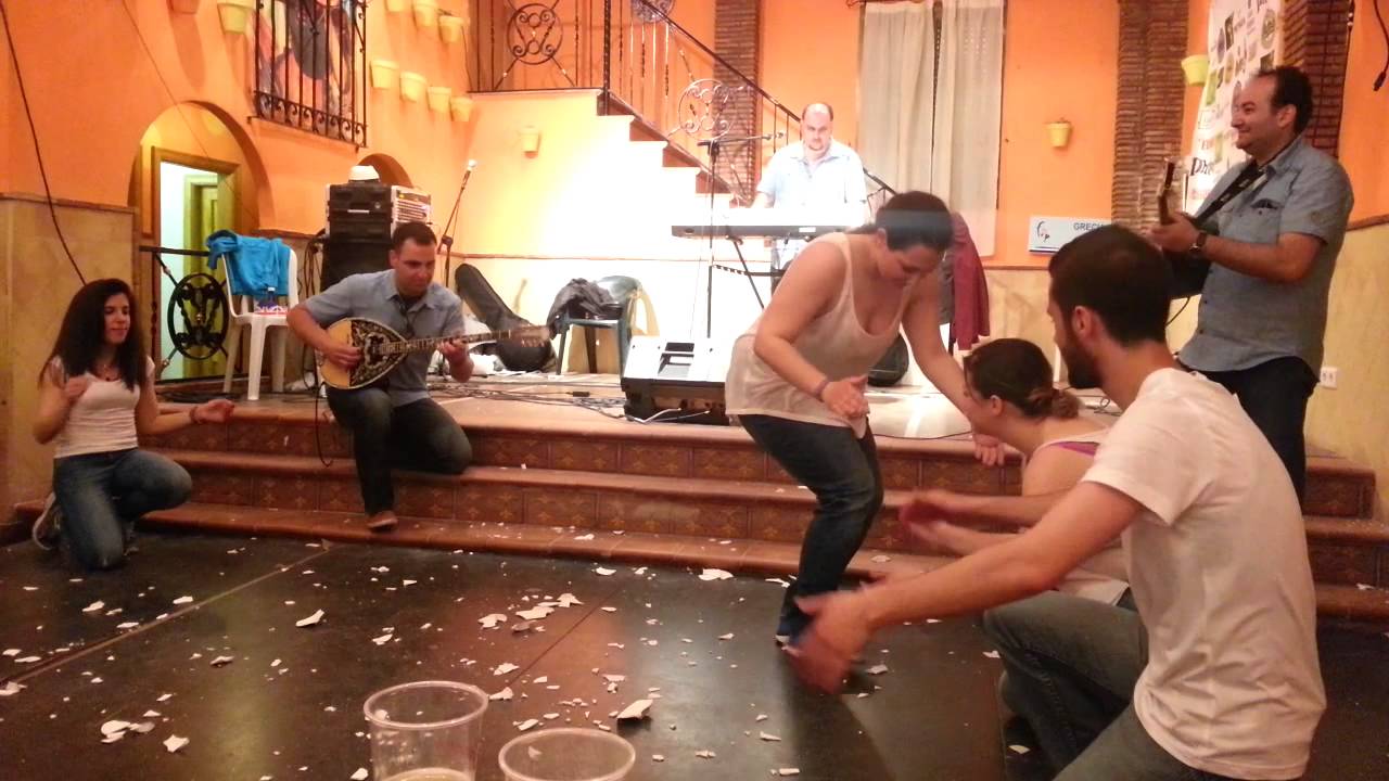 Intr-o terasa din Mamaia, clientii pot sa sparga farfurii sau sa se urce pe mese