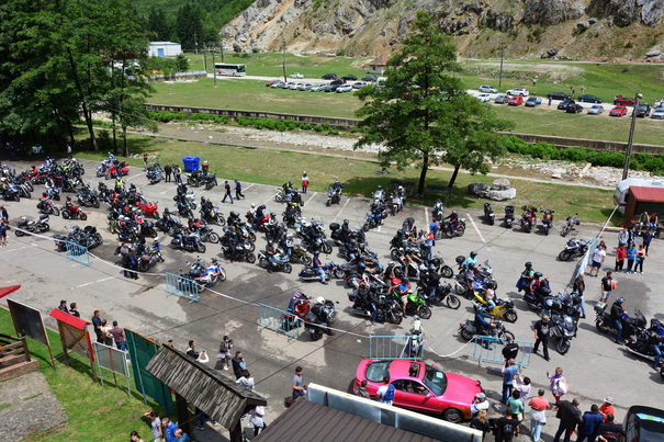 Motocicliști la Baia de Fier