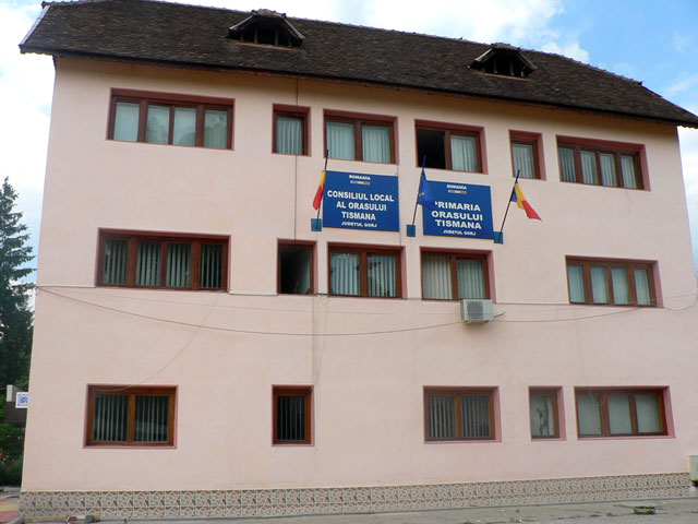 La Tismana se va construi un parc în fosta groapă de gunoi