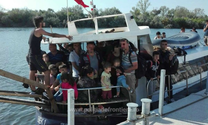 Navă cu 69 de migranți la bord, depistată în apropiere de Mangalia