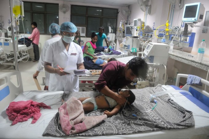 60 de copii au murit în câteva zile într-un spital din India. Explicaţiile autorităţilor