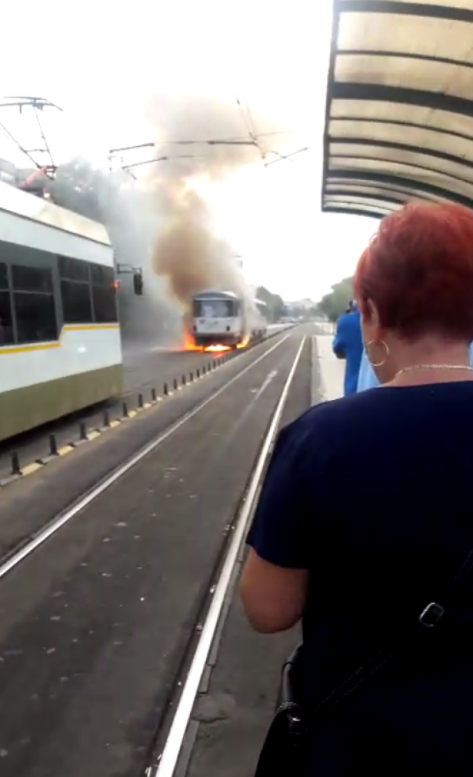 Un tramvai a luat foc în București. 5 persoane au ajuns la spital