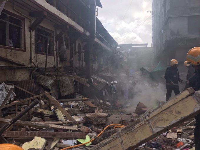 Clădire, prăbușită în India: 3 morți și 30 de oameni, captivi sub dărămături