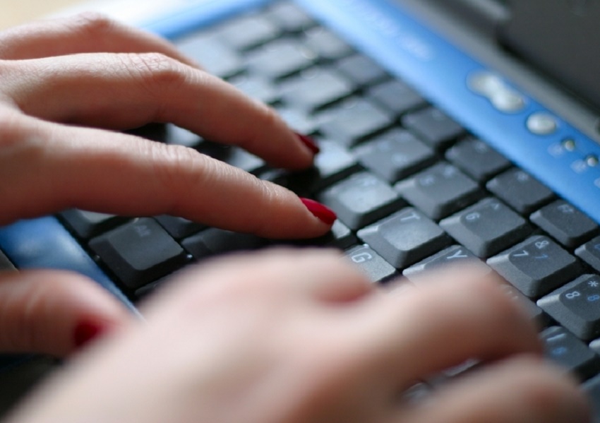 Românii folosesc internetul